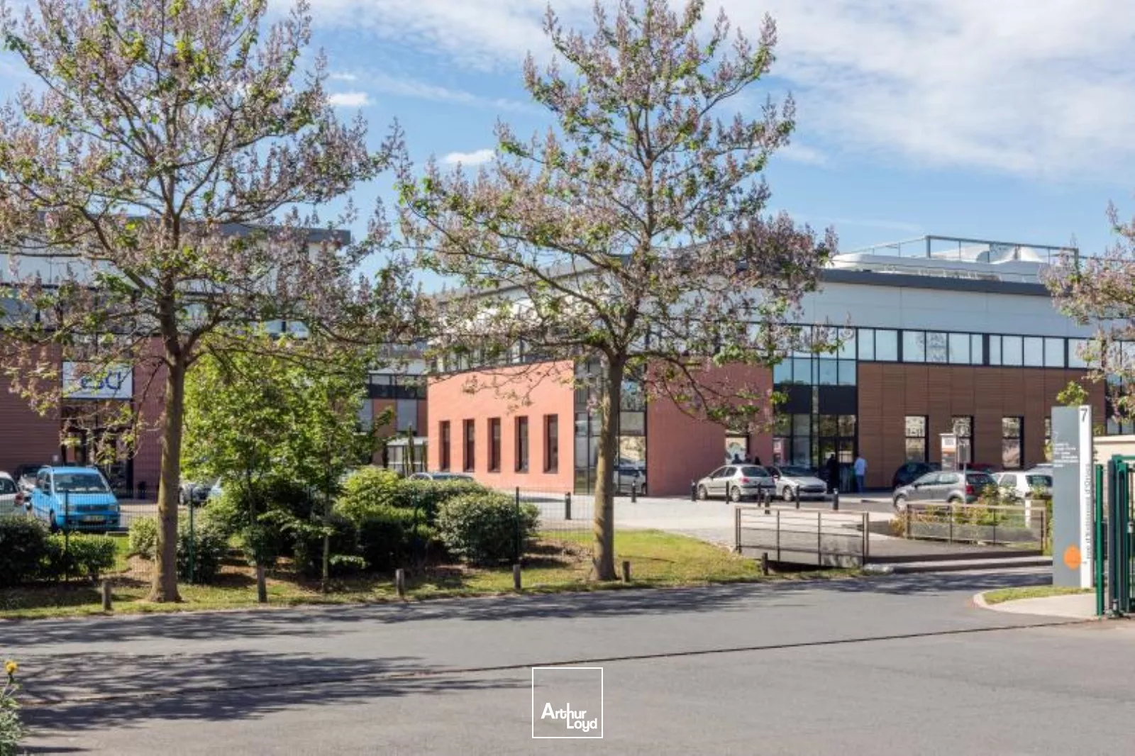 BATIMENT A LOUER - PARC DES CHANTERAINES - VILLENEUVE LA GARENNE