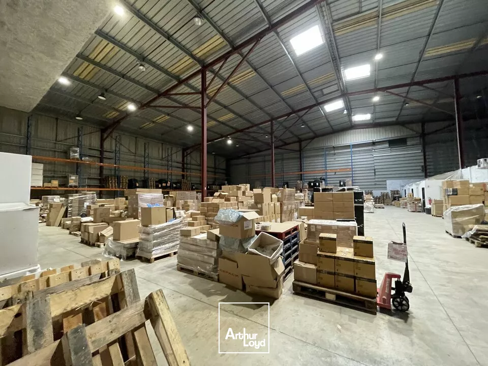 À VENDRE - Ensemble immobilier logistique et tertiaire indépendant - Environ 8.162 m² bâtis sur 16.575 m² de terrain