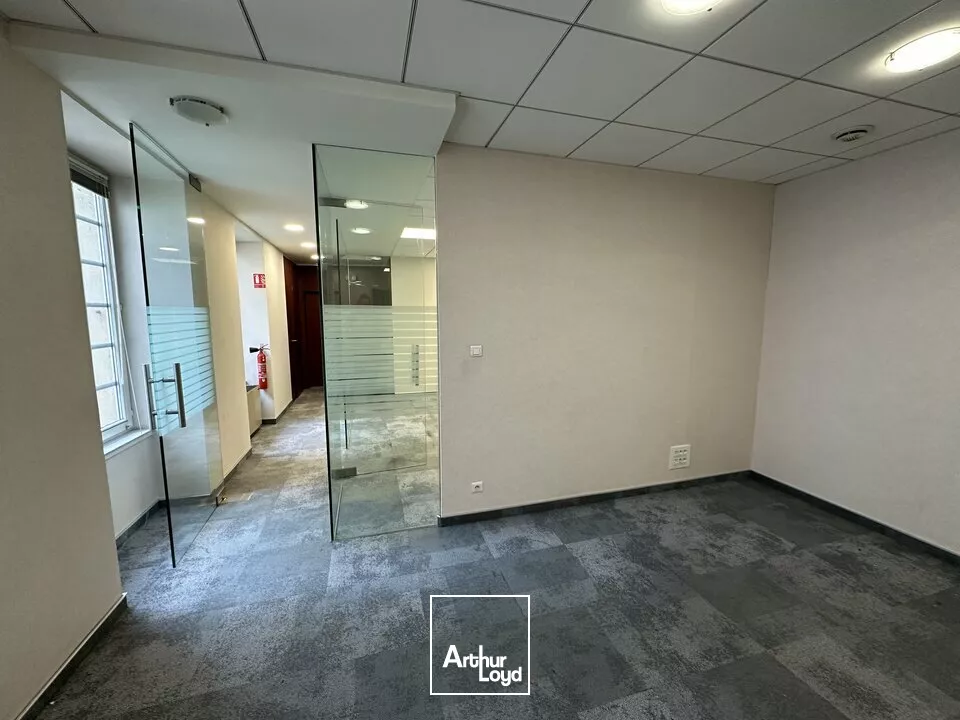 LOCAL COMMERCIAL à LOUER de 604.74 m²