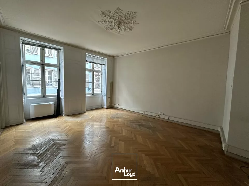 LOCAL COMMERCIAL à LOUER de 604.74 m²