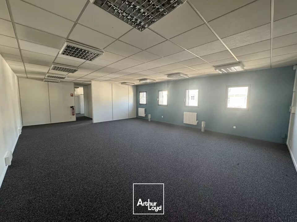 TOURS HYPER CENTRE JEAN JAURES - A LOUER BUREAUX DE 90 M² AVEC 1 PARKING - TRAM BUS