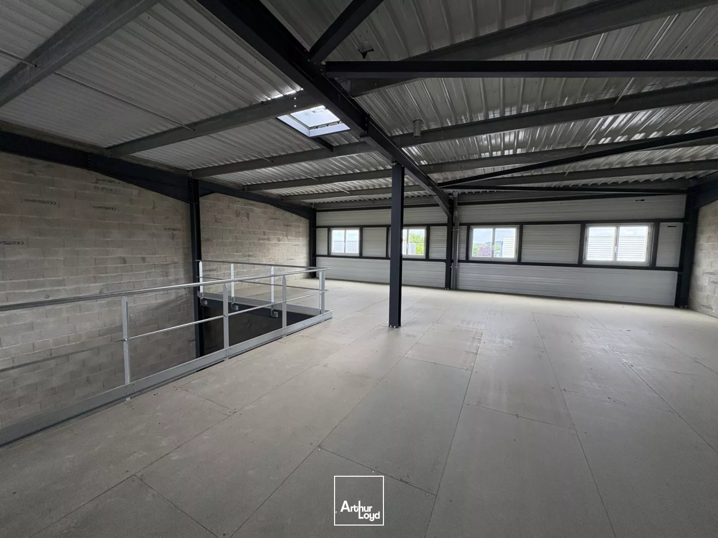 A LOUER LOCAL D'ACTIVITÉ 439 M2 SACY LE GRAND