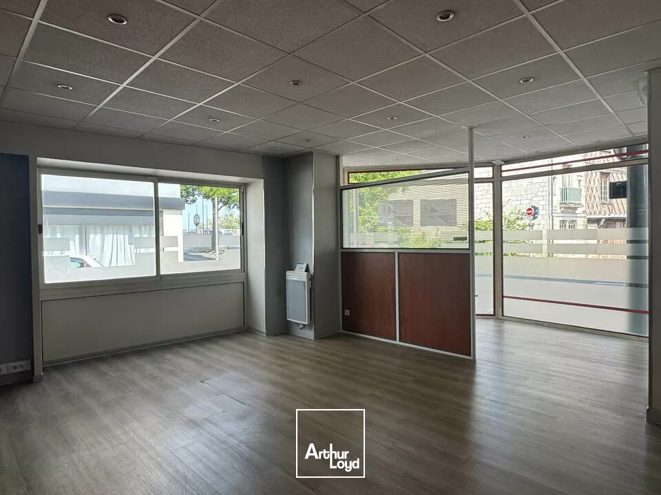 TOURS MIRABEAU BUREAU COMMERCIAL A LOUER 90 m² - BELLE VISIBILITE