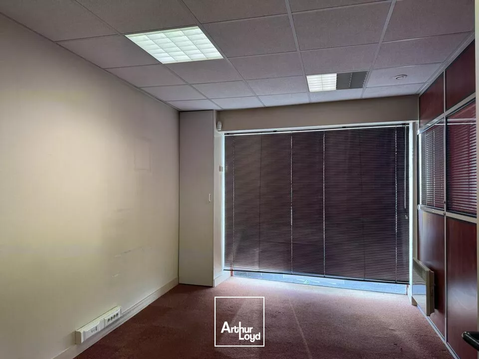 TOURS MIRABEAU BUREAU COMMERCIAL A LOUER 90 m² - BELLE VISIBILITE