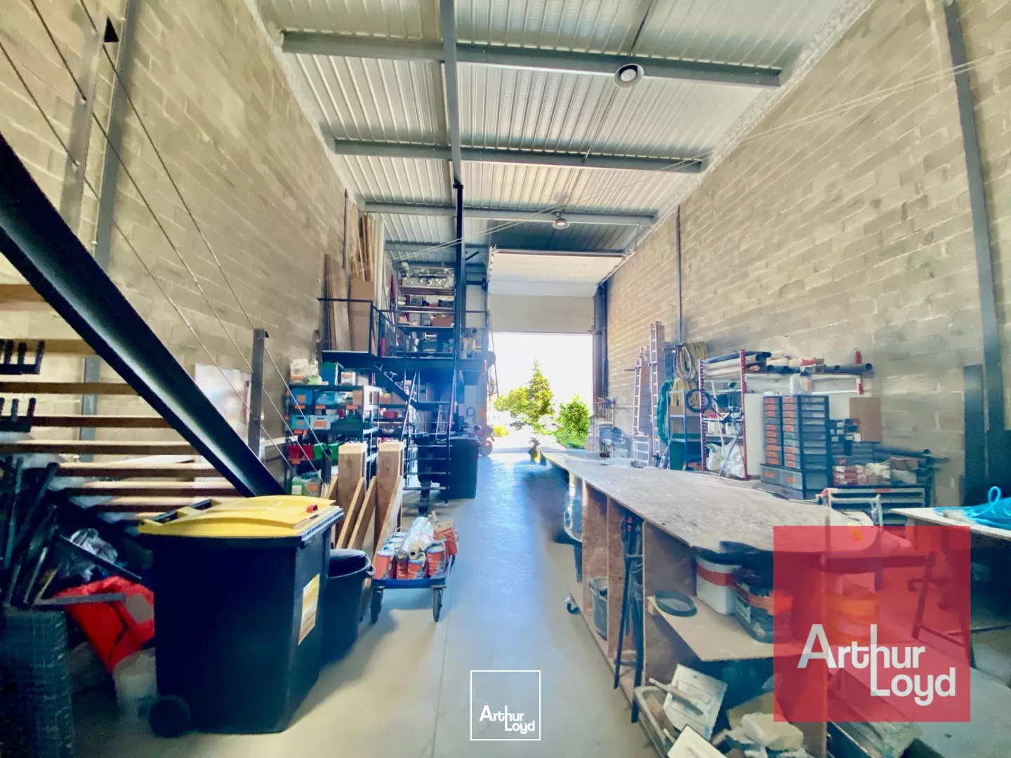 LOCAUX D'ACTIVITÉ À LOUER - MAUGUIO