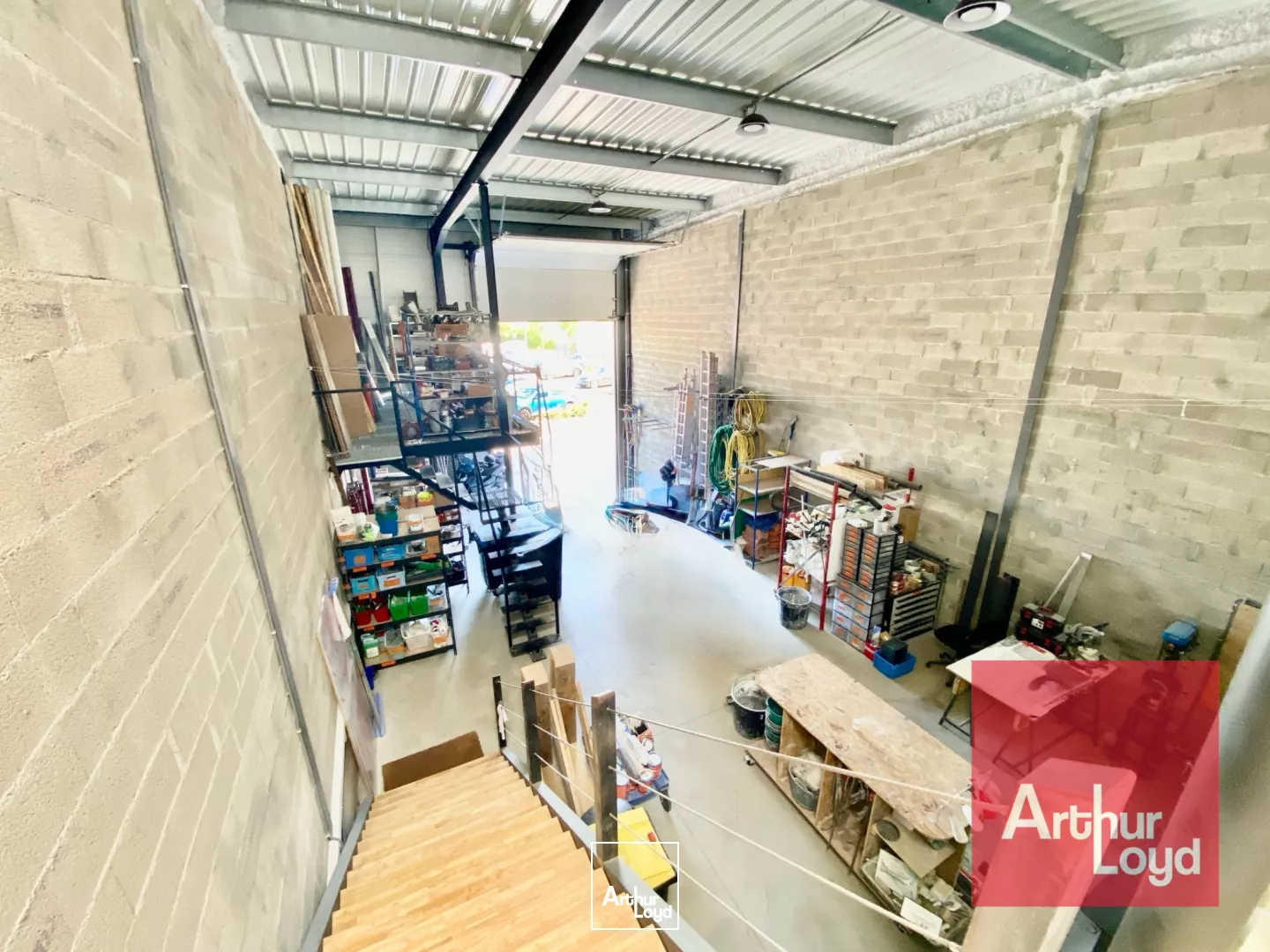 LOCAUX D'ACTIVITÉ À LOUER - MAUGUIO