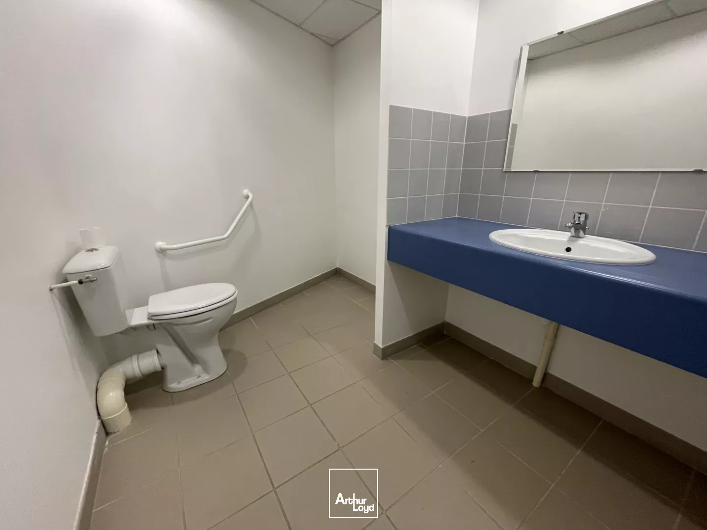 LOCAL COMMERCIAL - BUREAUX - À LOUER - NANTES