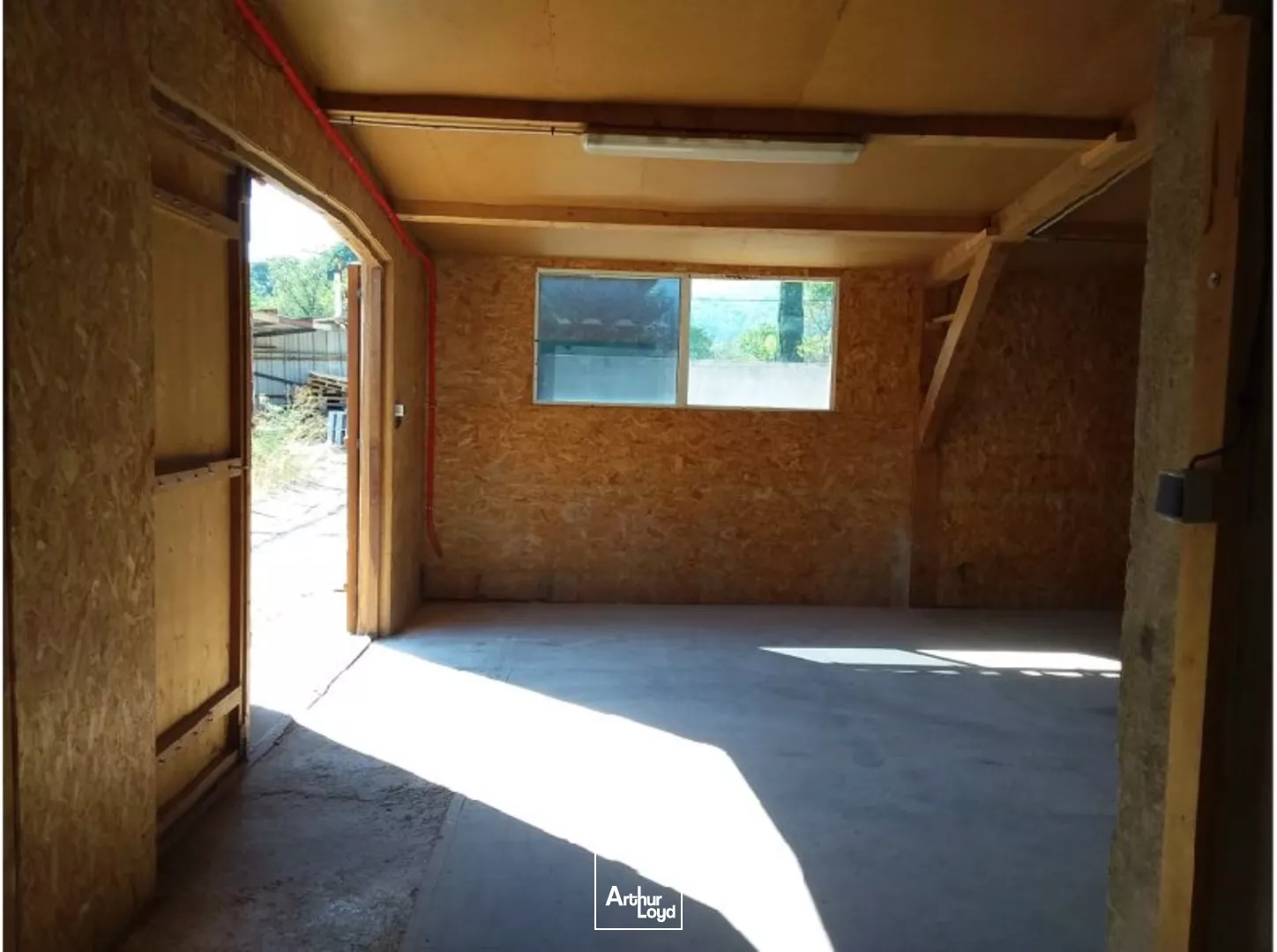 Local d'activité avec bureaux et parking à louer - Proximité autoroute - La Farlède