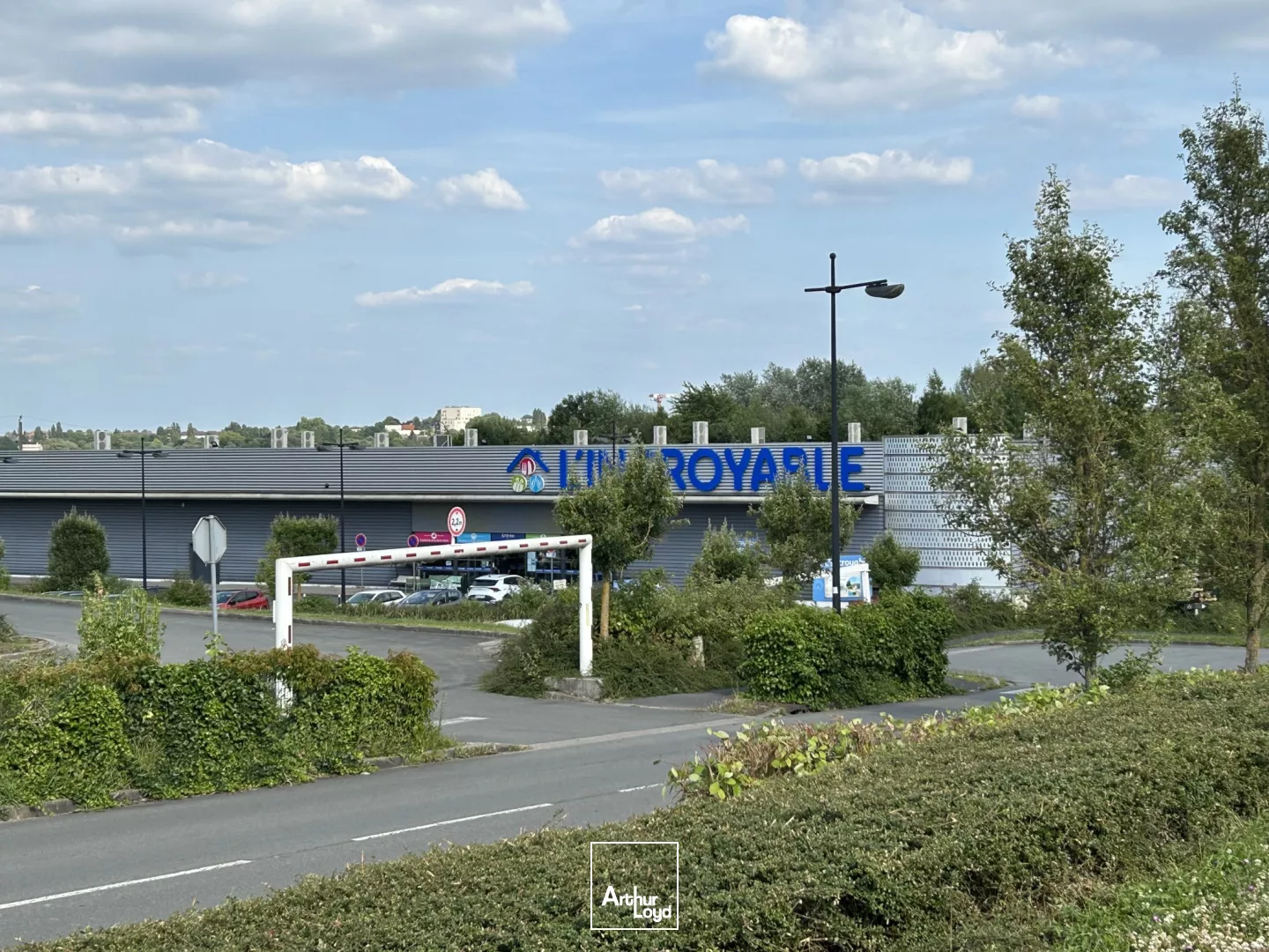  Local commercial de 450 m² à louer - Emplacement premium à La Sentinelle 