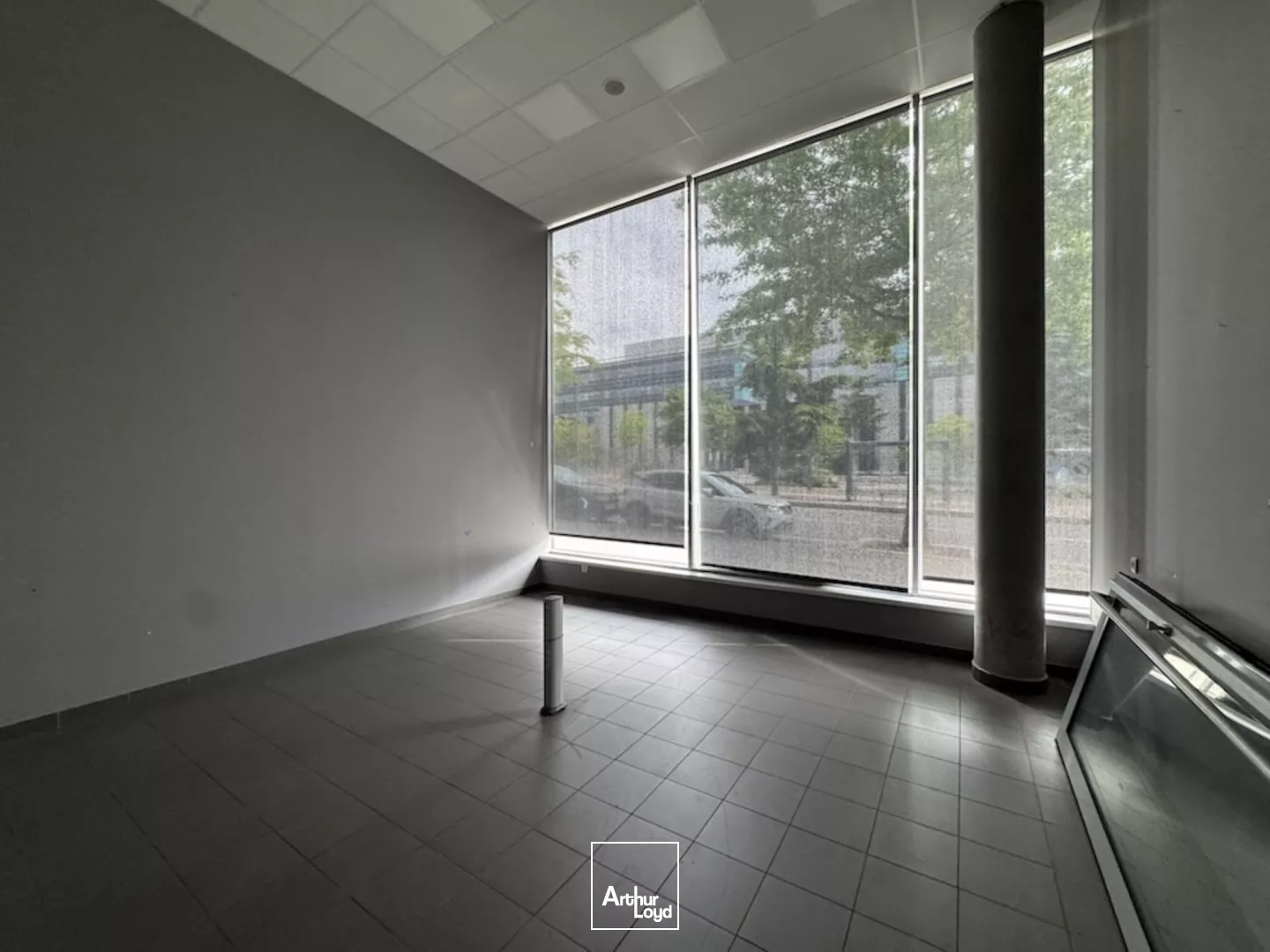 A louer, Vente possible, local commercial de 196 m² en pied d'immeuble situé en angle de rue, à toute proximité de la Gare de Châteaucreux à Saint-Etienne