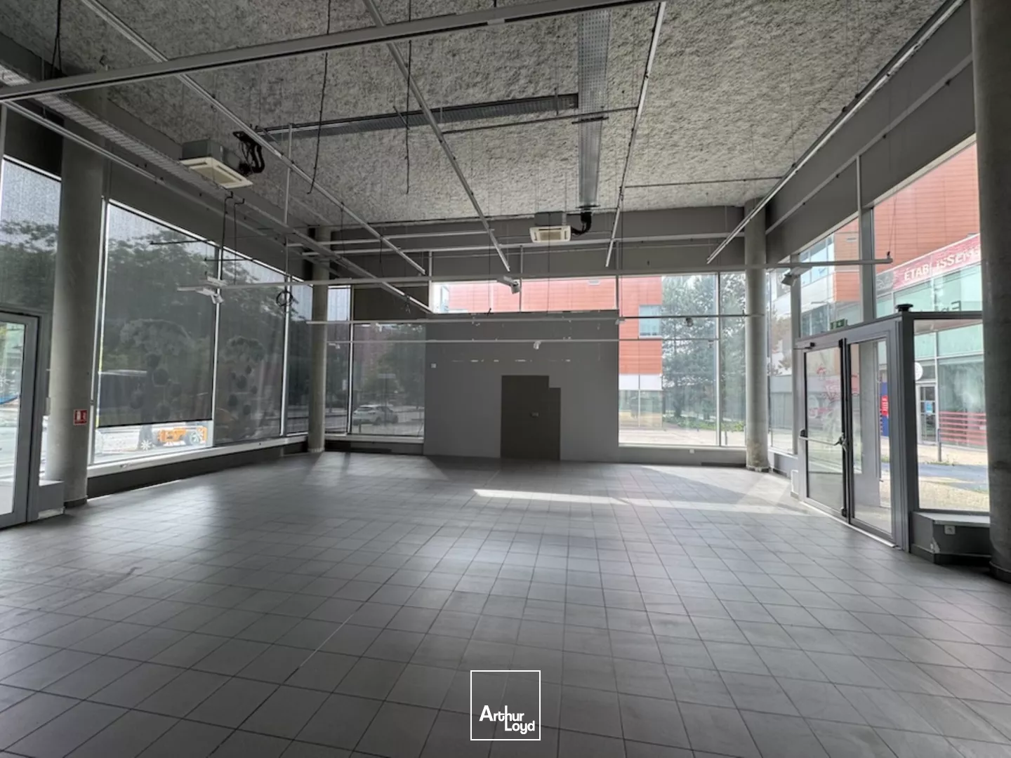 A louer, Vente possible, local commercial de 196 m² en pied d'immeuble situé en angle de rue, à toute proximité de la Gare de Châteaucreux à Saint-Etienne