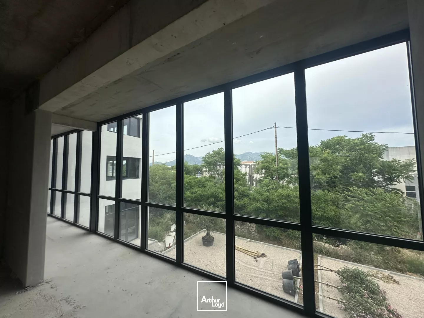 Bureaux neufs PMR et ERP avec parkings à louer à Aubagne - Proximité Les Paluds