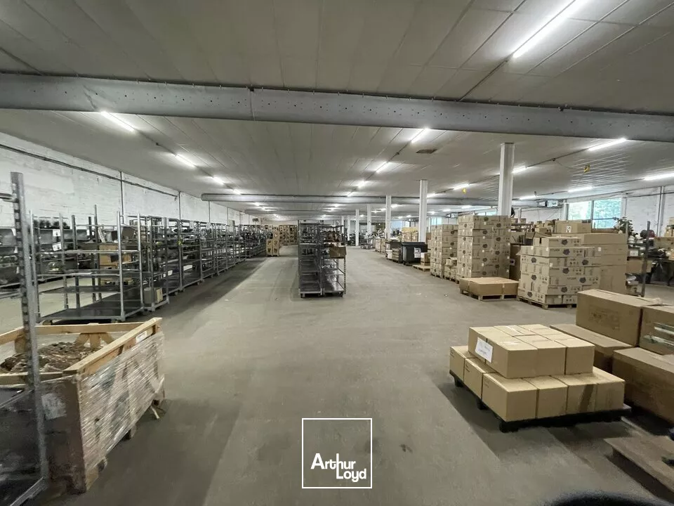 A louer - Ensemble immobilier logistique et tertiaire indépendant - Environ 8 162 m² bâtis sur 16 575 m² de terrain