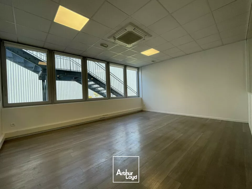 BUREAUX 307 m2 + 17 places de parking