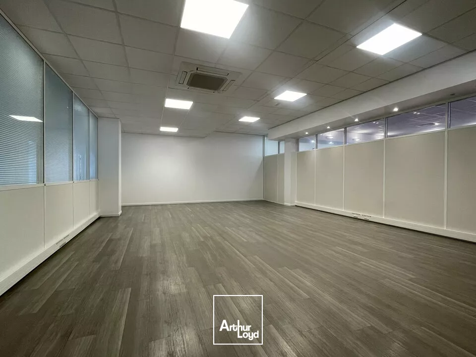 BUREAUX 307 m2 + 17 places de parking