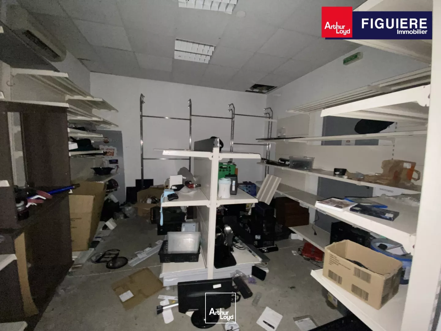 LOCAL COMMERCIAL 400 M² A LOUER EMPLACEMENT PRIME SAINT MITRES LES REMPARTS