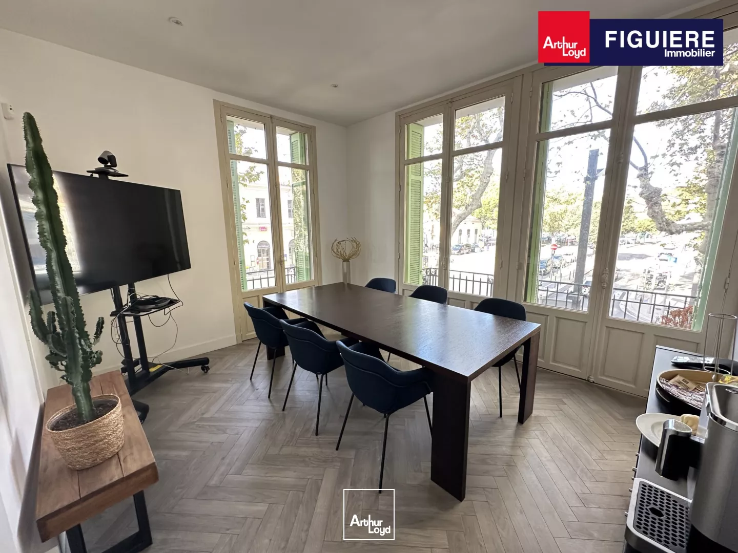 Bureau rénové à louer avec parking en centre-ville