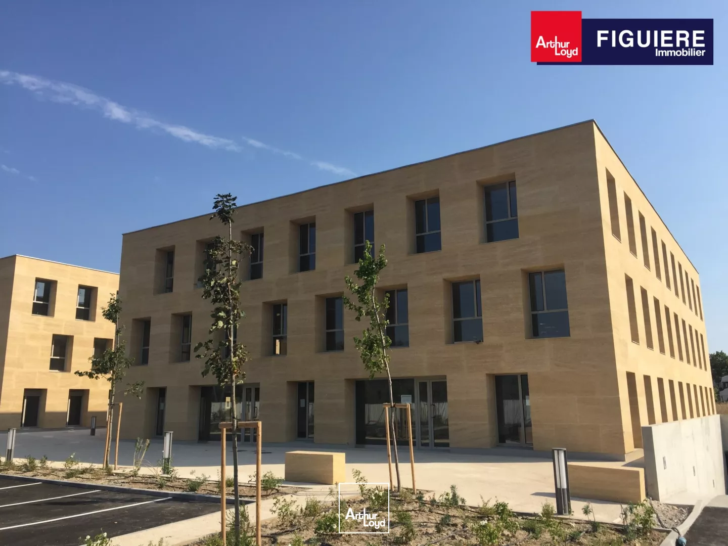 BUREAUX EN RDC AVEC PARKING ET VITRINE À VENDRE