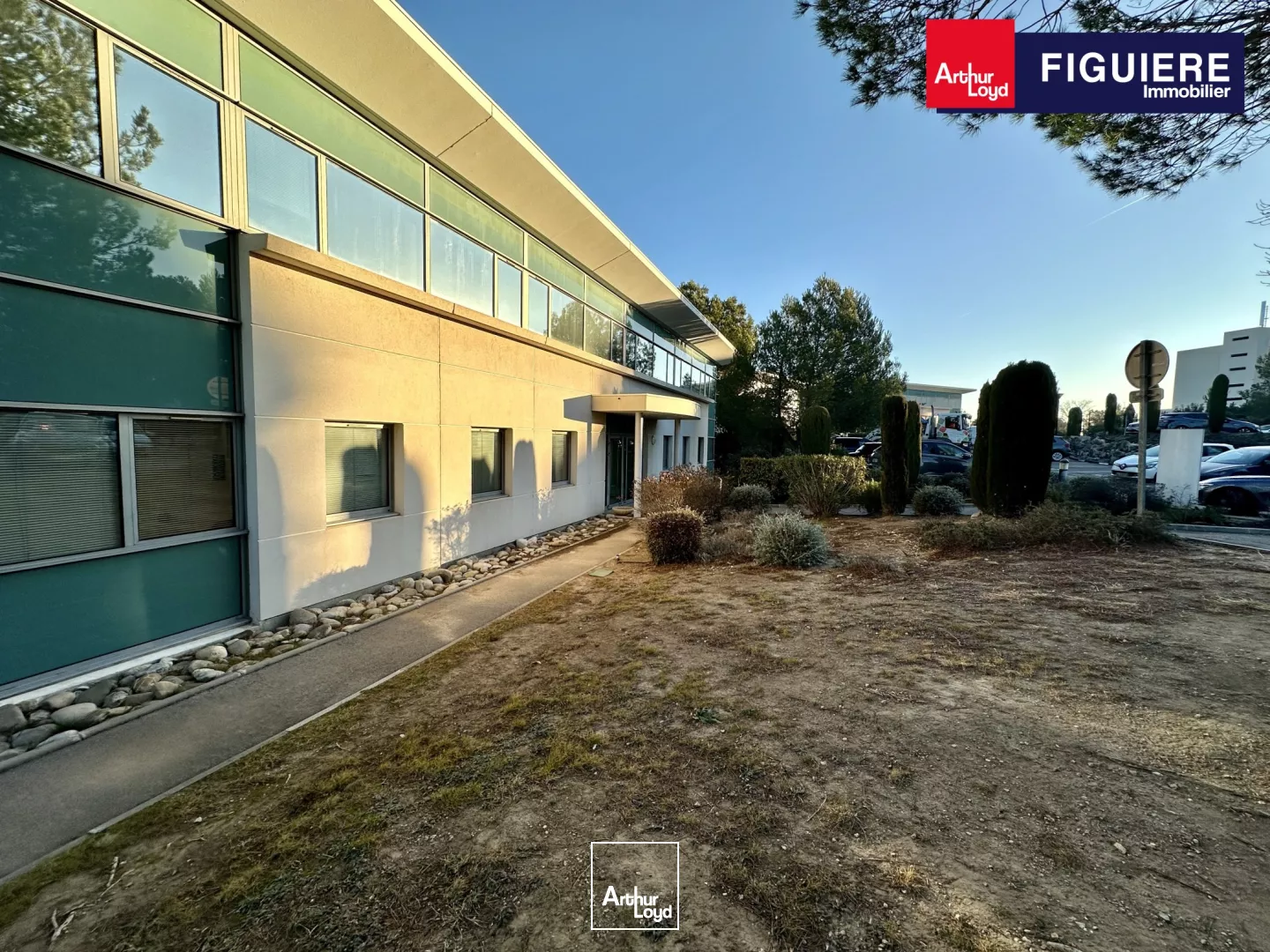 BUREAUX À LOUER EN RDJ AVEC VUE DÉGAGÉE