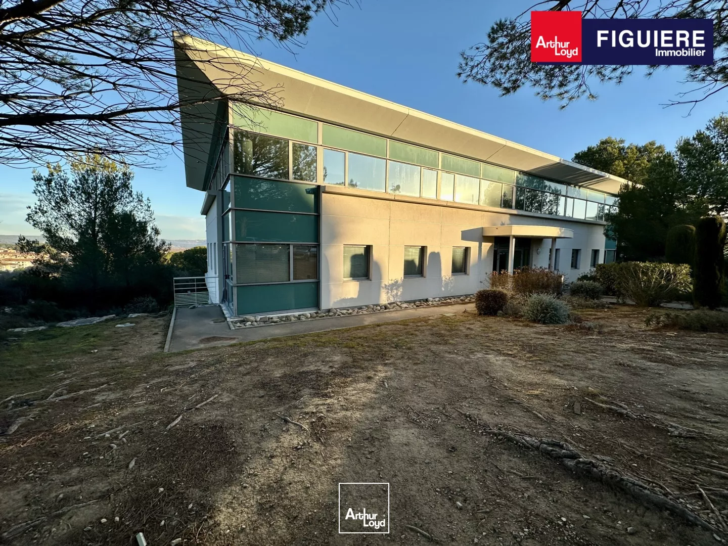 BUREAUX À LOUER EN RDJ AVEC VUE DÉGAGÉE