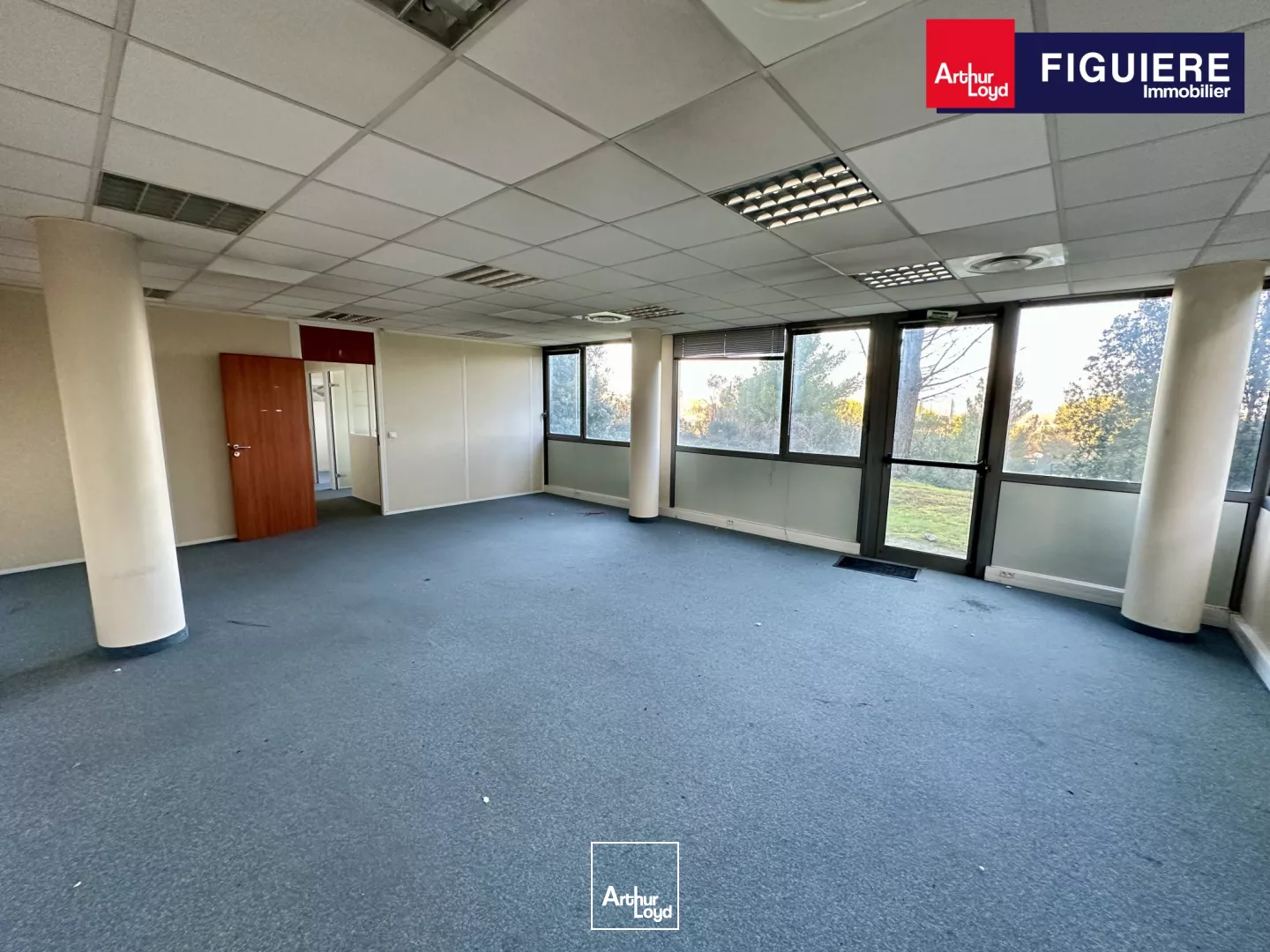 BUREAUX À LOUER EN RDJ AVEC VUE DÉGAGÉE