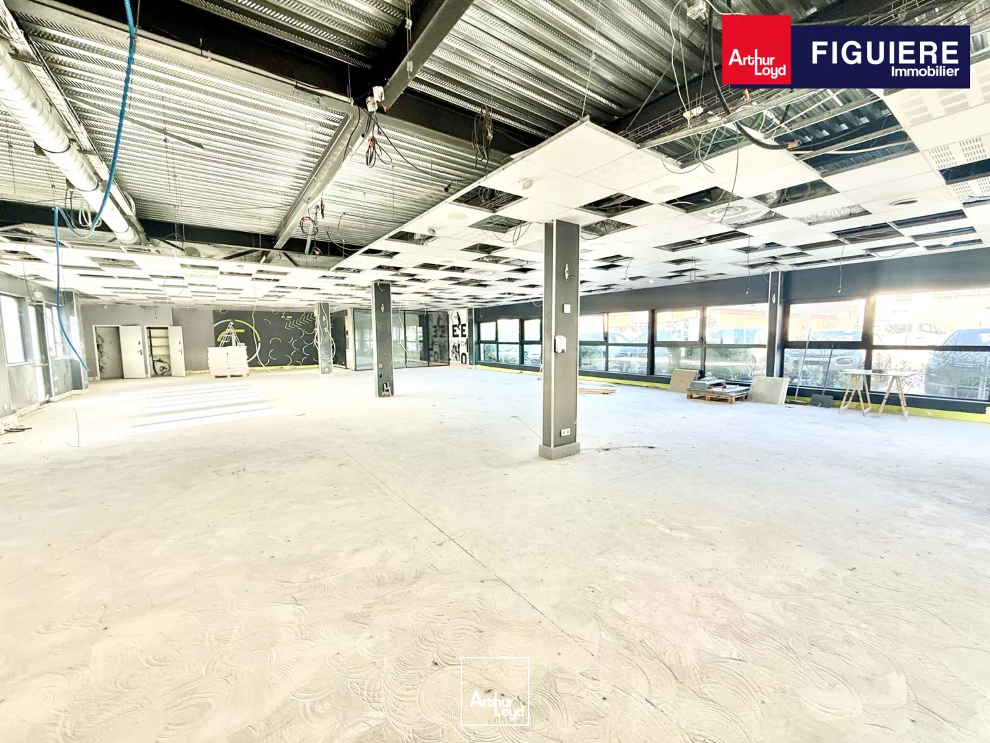 LOCATION BUREAUX AVEC VISIBILITÉ COMMERCIALE