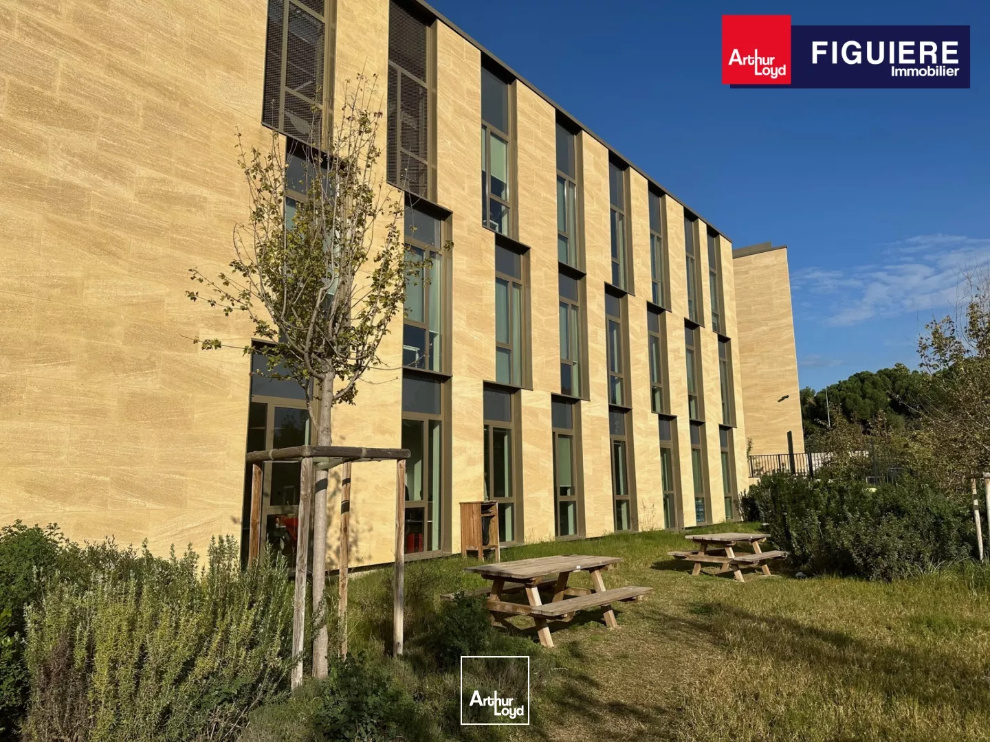 IMMEUBLE INDEPENDANT EQUIPE, IDEAL POUR UNE ECOLE.