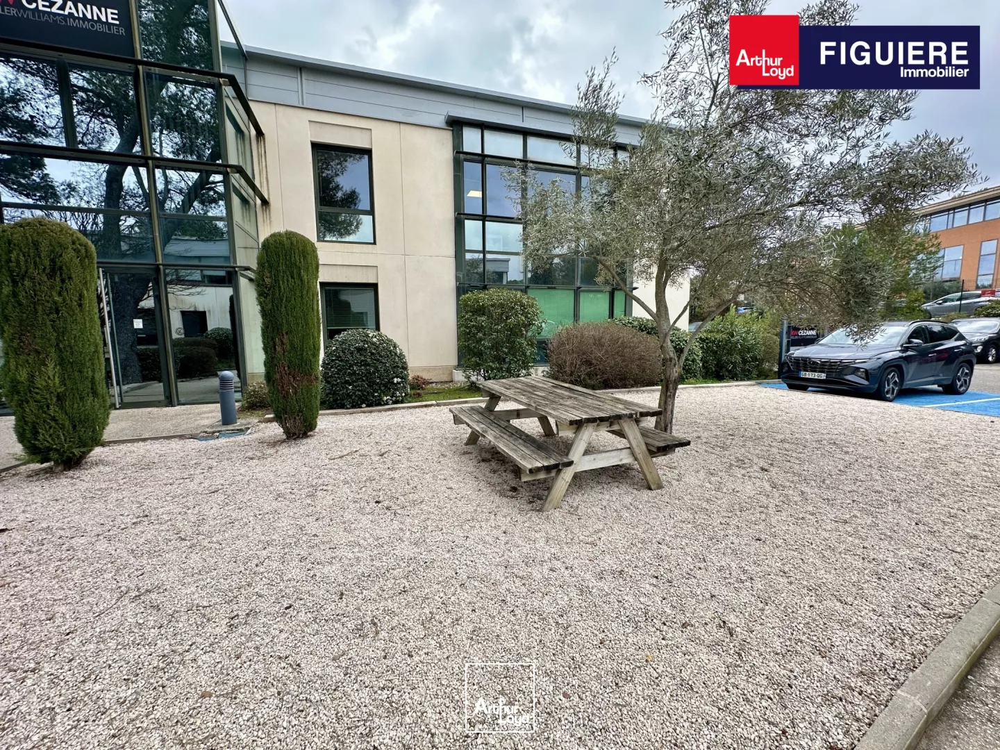 BUREAUX EN BON ÉTAT CLOISONNÉS DANS UN ENVIRONNEMENT BOISÉ
