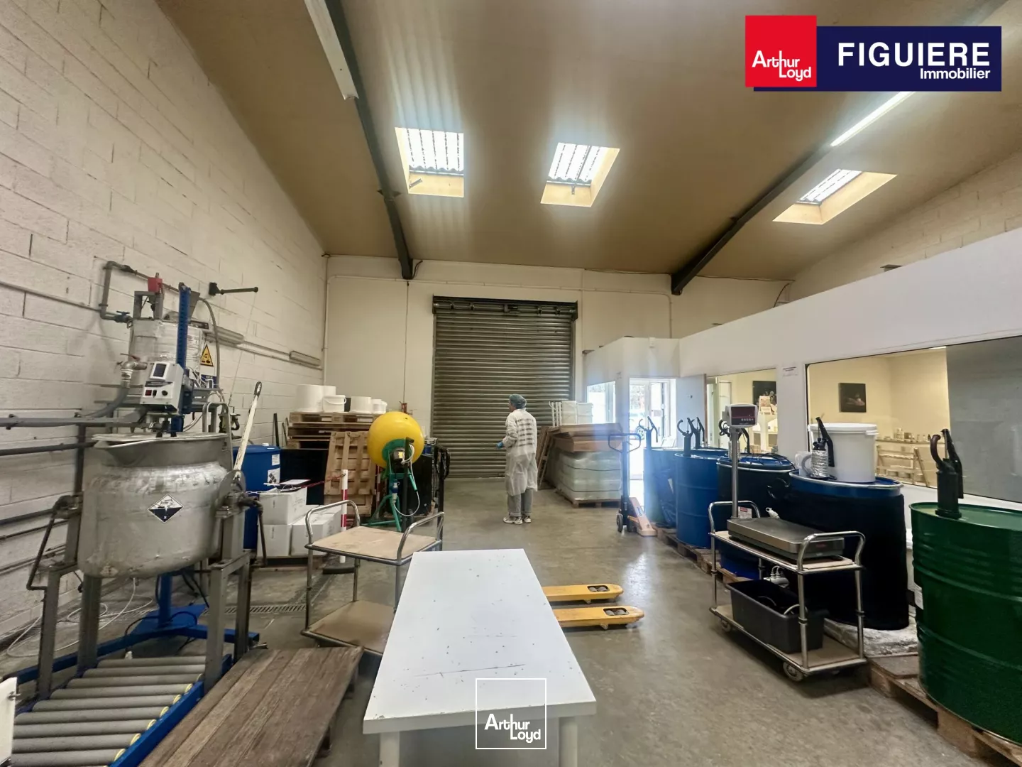 En EXCLUSIVITE - Locaux d'activités à VENDRE sur SAINT CANNAT.