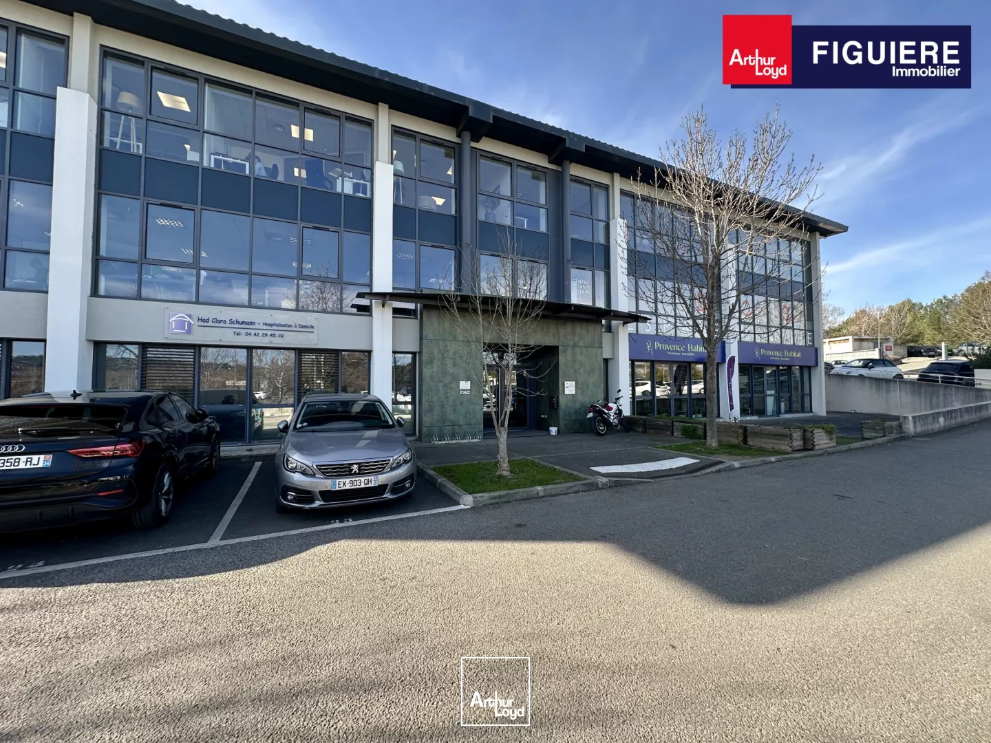 BUREAUX BON ÉTAT AVEC PARKING PROCHE DES AXES AUTOROUTIERS