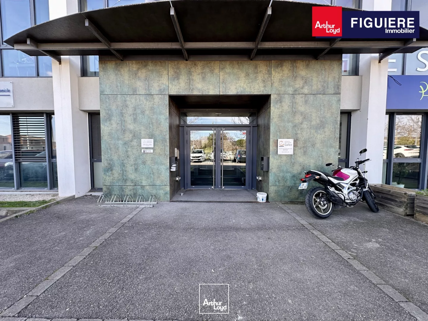 BUREAUX BON ÉTAT AVEC PARKING PROCHE DES AXES AUTOROUTIERS