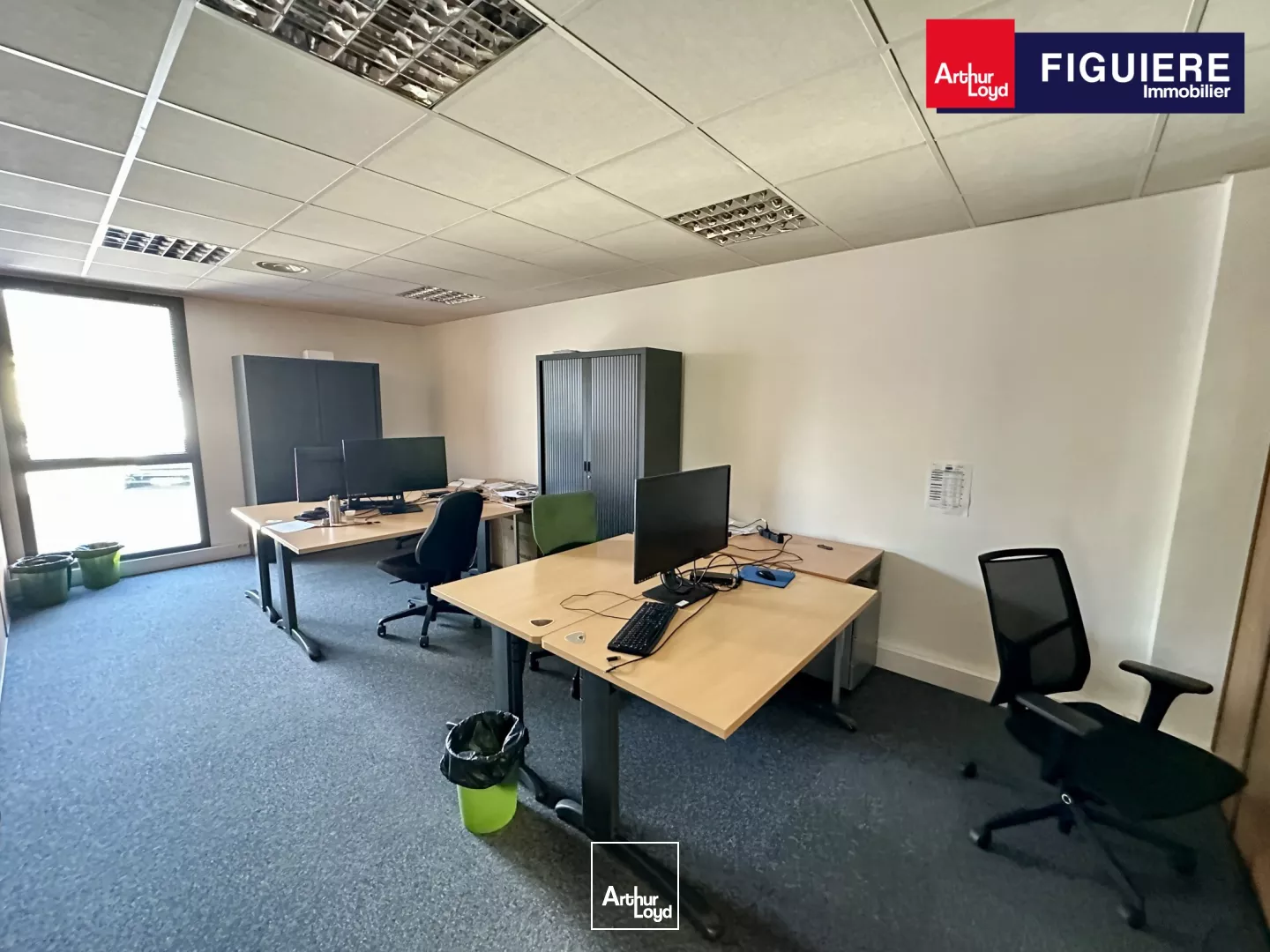 BUREAUX BON ÉTAT AVEC PARKING PROCHE DES AXES AUTOROUTIERS