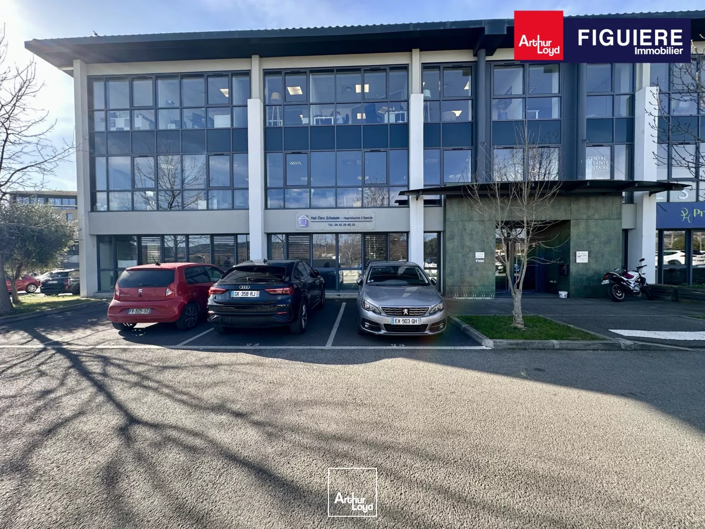 BUREAUX BON ÉTAT AVEC PARKING PROCHE DES AXES AUTOROUTIERS