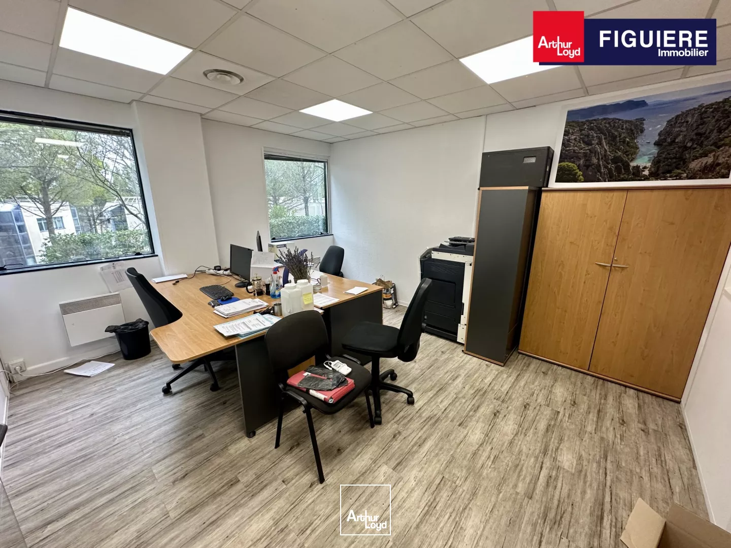 BUREAUX CLOISONNÉS EN RDJ AU SEIN D'UN PARC BOISÉ