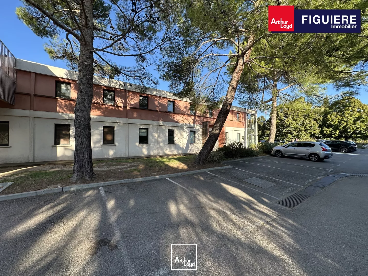 BUREAUX À LOUER ENTRE AIX ET MARSEILLE EN BORDURE D'AUTOROUTE