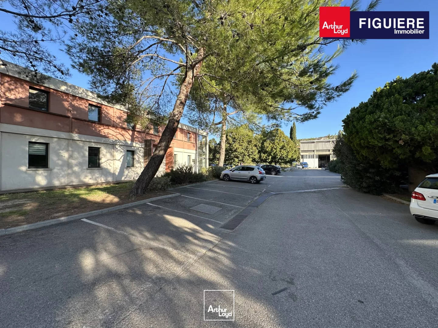 BUREAUX À LOUER ENTRE AIX ET MARSEILLE EN BORDURE D'AUTOROUTE