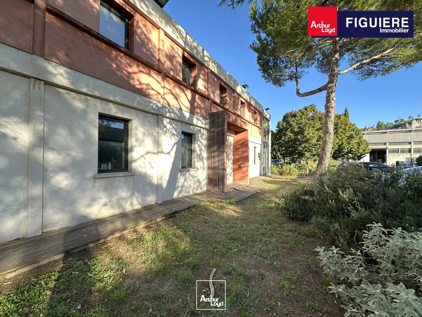 BUREAUX À LOUER ENTRE AIX ET MARSEILLE EN BORDURE D'AUTOROUTE