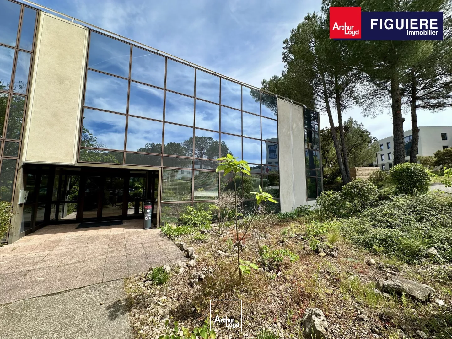 BUREAUX AVEC PARKING AU SEIN D'UN ENVIRONNEMENT BOISÉ
