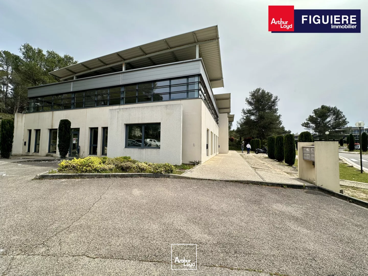 BUREAUX EN ETAGE À LOUER AU SEIN D'UN ENVIRONNEMENT AGRÉABLE