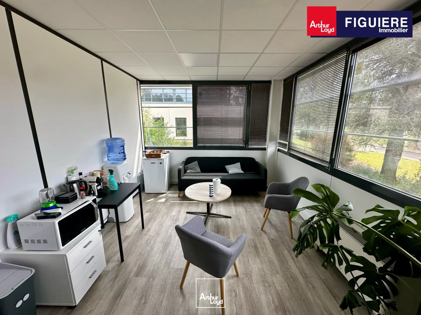 BUREAUX EN ETAGE À LOUER AU SEIN D'UN ENVIRONNEMENT AGRÉABLE