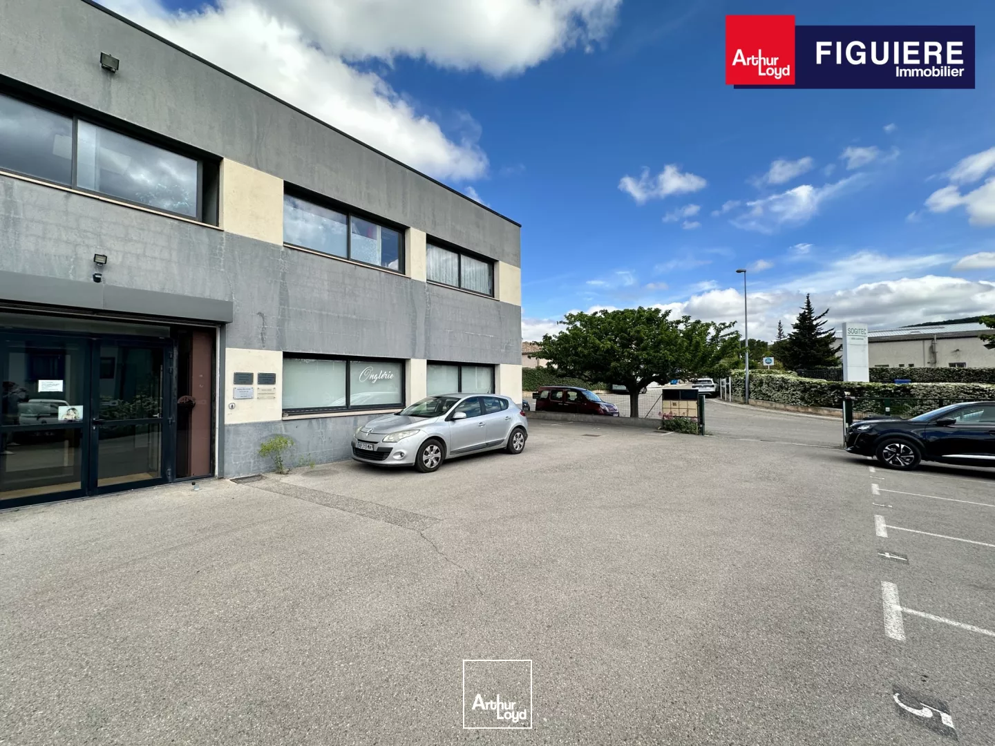 BUREAUX AMÉNAGÉS À VENDRE À EGUILLES 1ER ÉTAGE AVEC PARKING