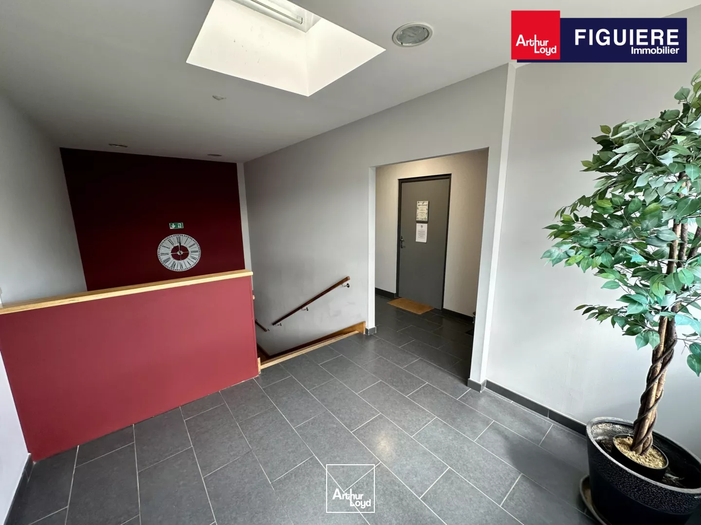 BUREAUX AMÉNAGÉS À VENDRE À EGUILLES 1ER ÉTAGE AVEC PARKING