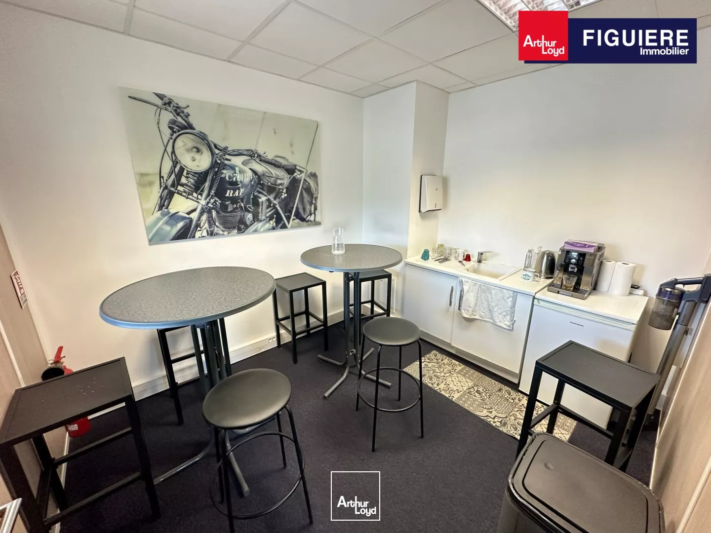 BUREAUX DE STANDING AVEC NOMBREUX PARKINGS À LOUER LE THOLONET