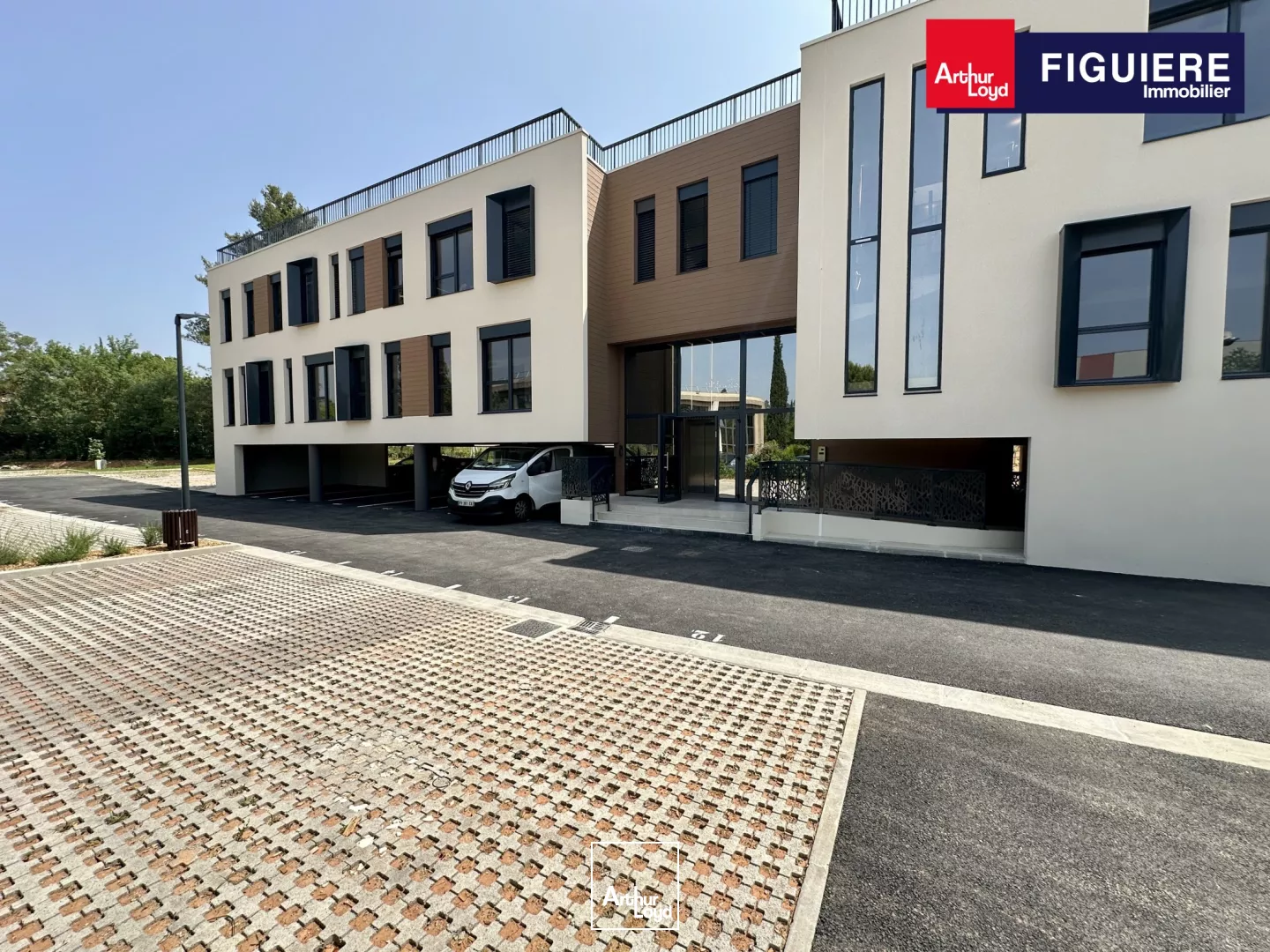 IMMEUBLE NEUF DE STANDING AVEC VISIBILITÉ ET PARKING