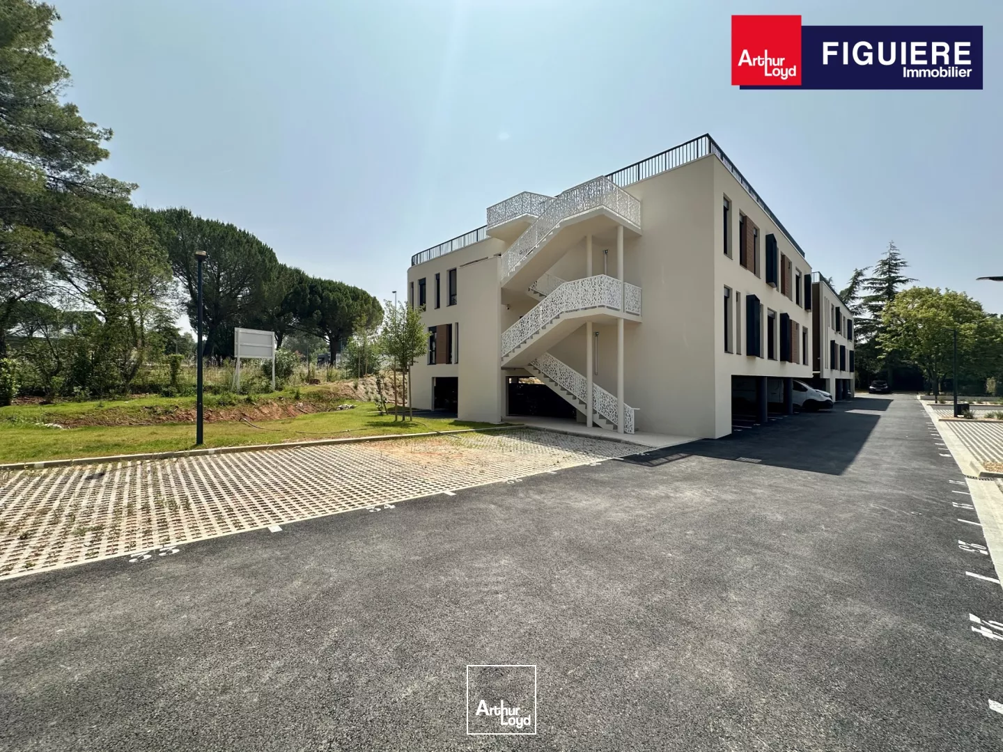 IMMEUBLE NEUF DE STANDING AVEC VISIBILITÉ ET PARKING