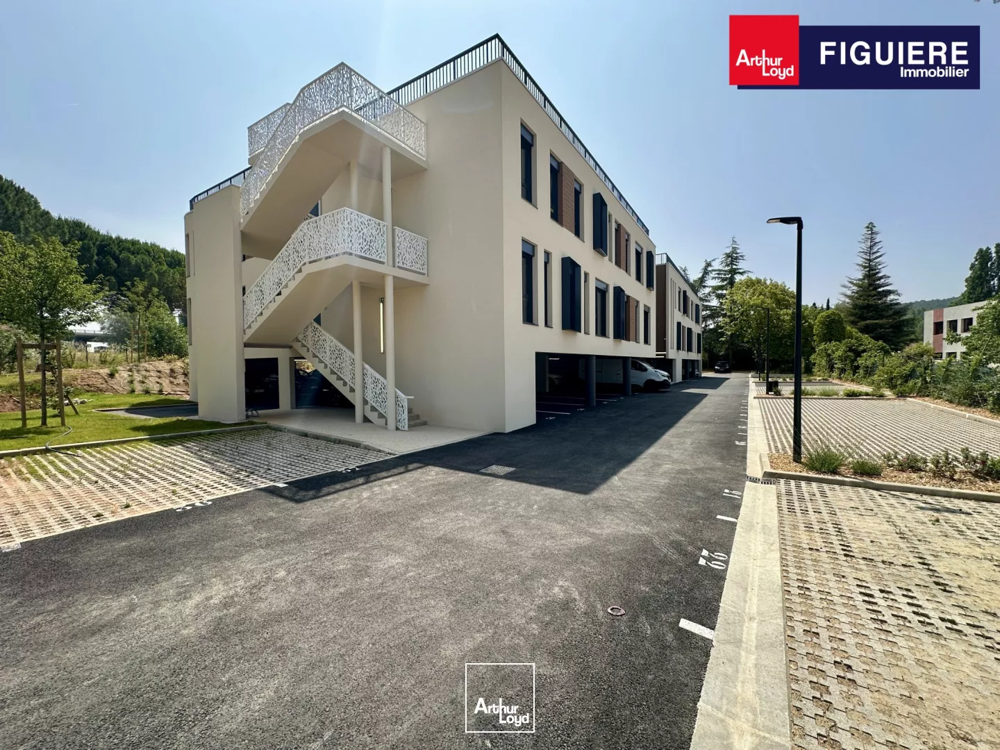 IMMEUBLE NEUF DE STANDING AVEC VISIBILITÉ ET PARKING