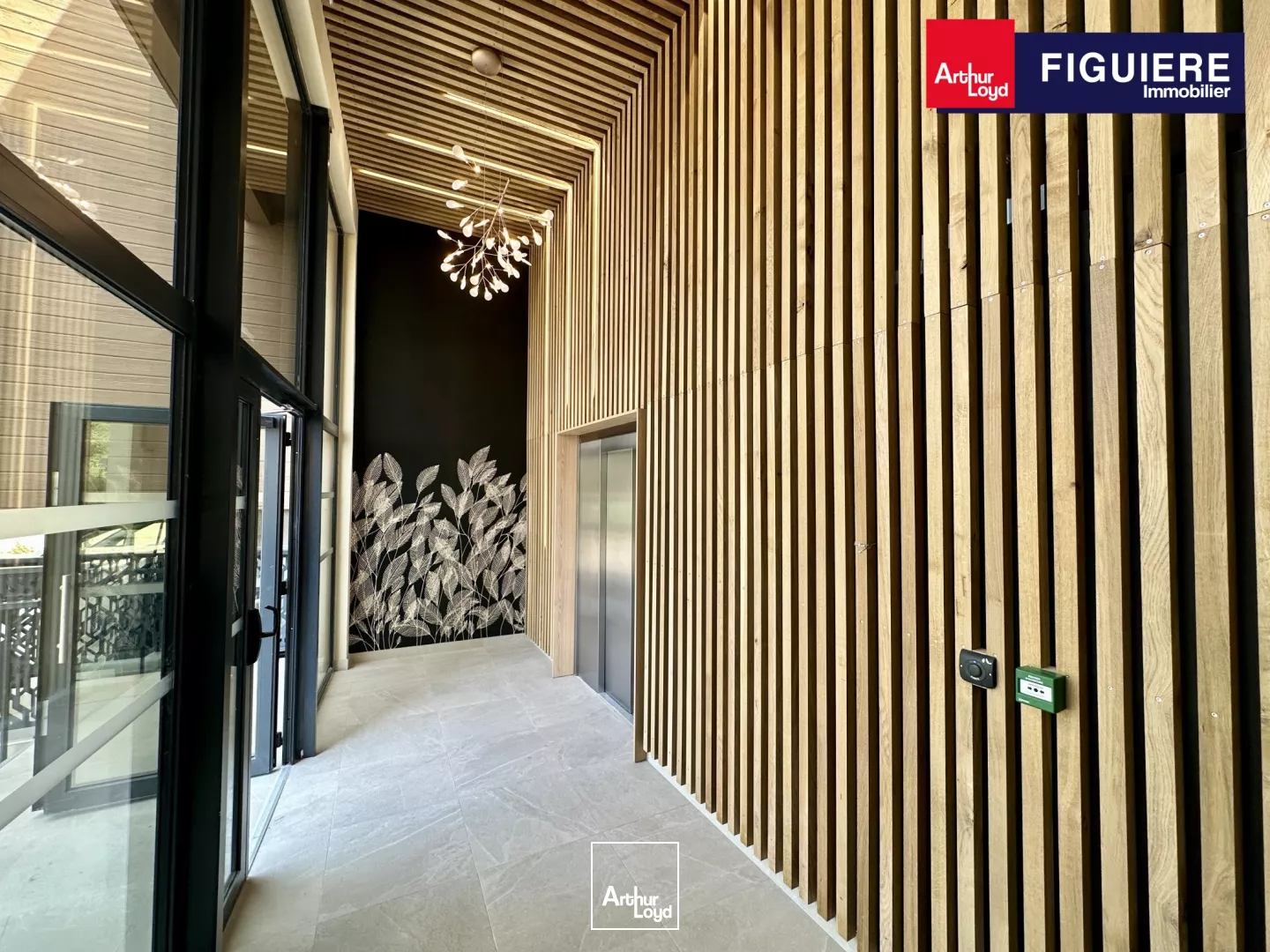 IMMEUBLE NEUF DE STANDING AVEC VISIBILITÉ ET PARKING