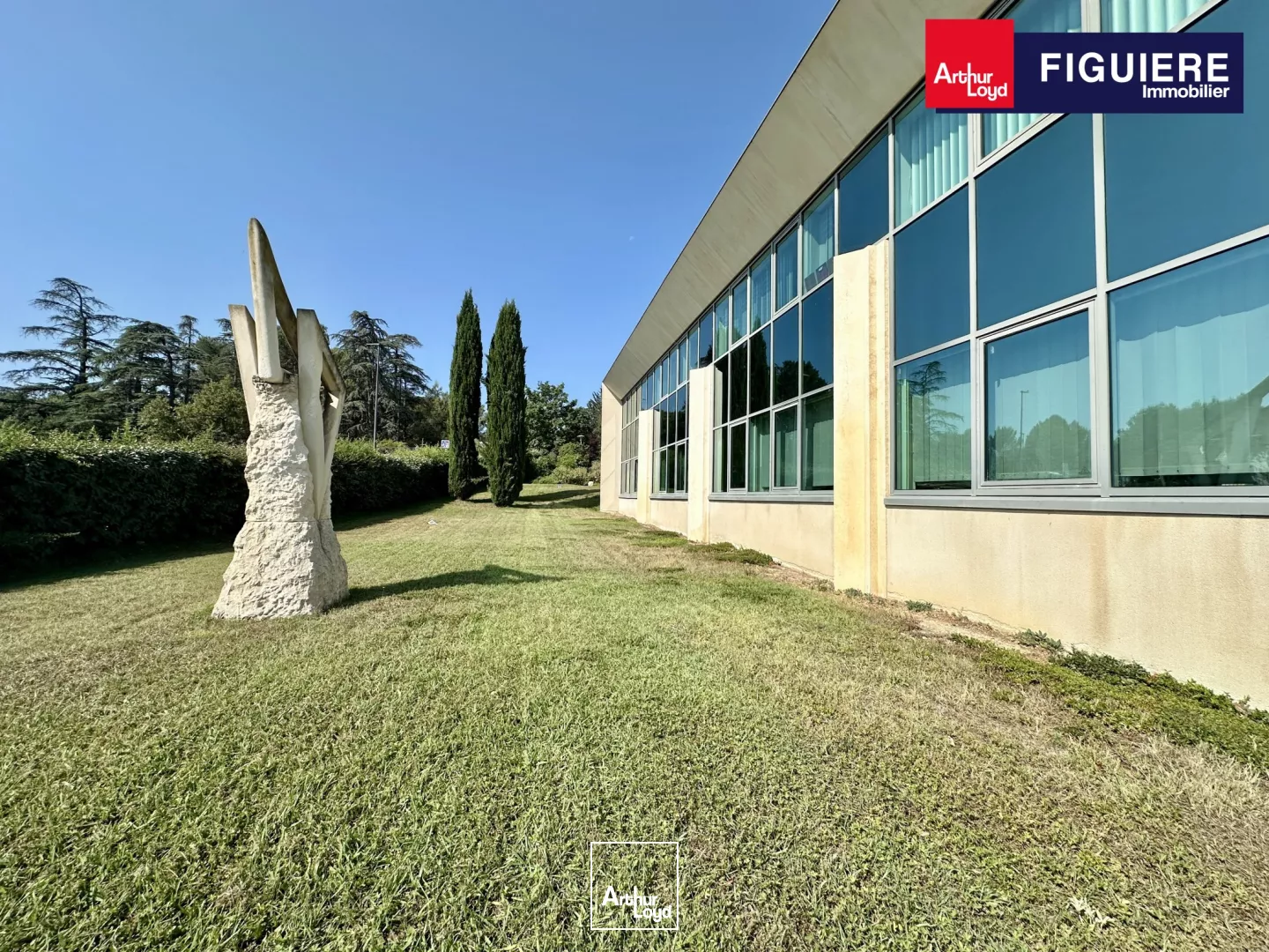 BUREAUX À VENDRE LUMINEUX AU REZ-DE-CHAUSSÉE AVEC PARKING