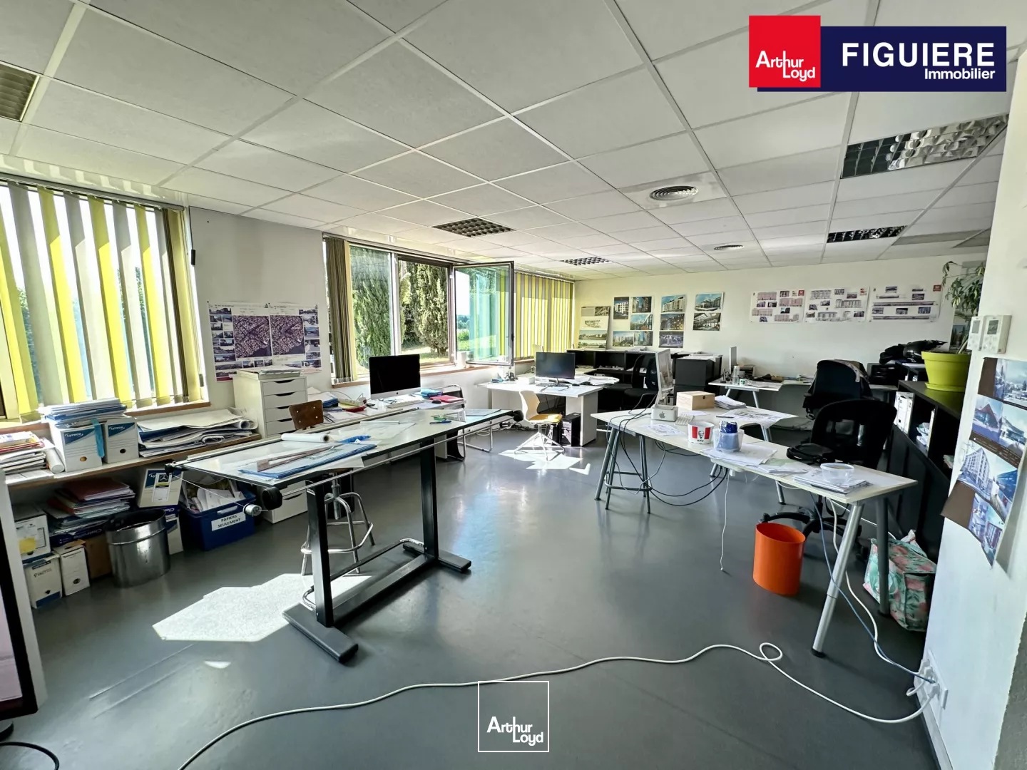 BUREAUX À VENDRE LUMINEUX AU REZ-DE-CHAUSSÉE AVEC PARKING