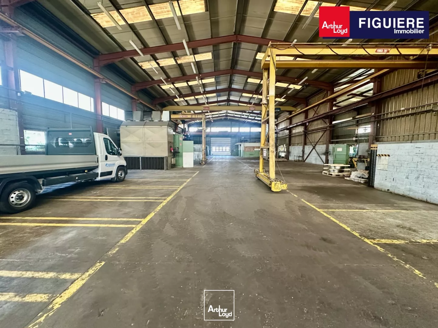 LOCAL AVEC PONT ROULANT